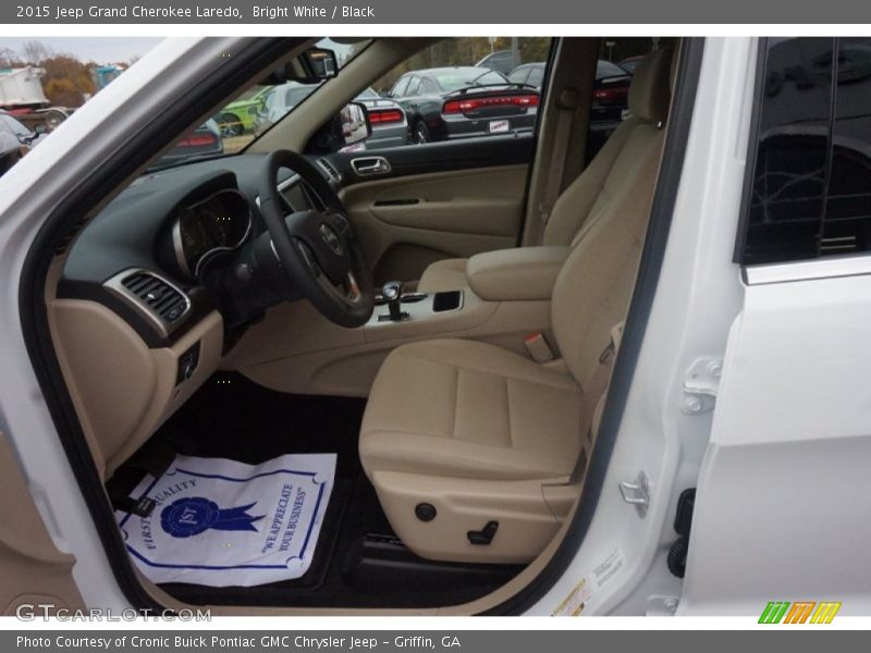 Bright White / Black 2015 Jeep Grand Cherokee Laredo