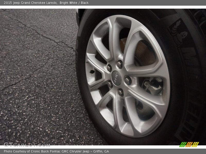 Bright White / Black 2015 Jeep Grand Cherokee Laredo