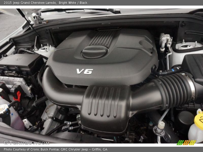 Bright White / Black 2015 Jeep Grand Cherokee Laredo