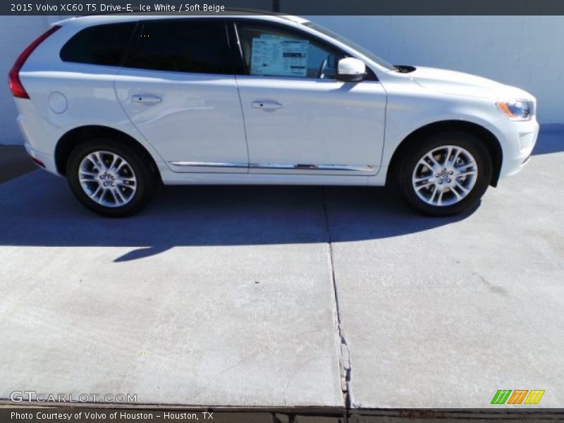 Ice White / Soft Beige 2015 Volvo XC60 T5 Drive-E