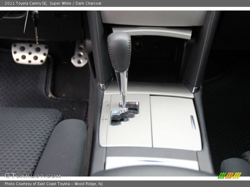 Super White / Dark Charcoal 2011 Toyota Camry SE
