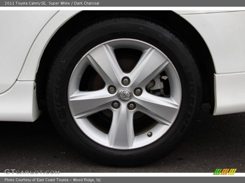 Super White / Dark Charcoal 2011 Toyota Camry SE