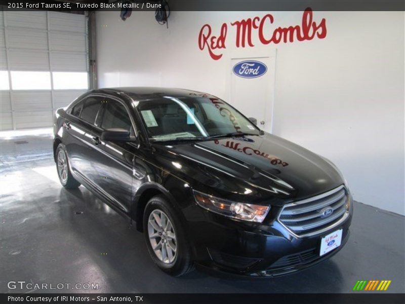 Tuxedo Black Metallic / Dune 2015 Ford Taurus SE