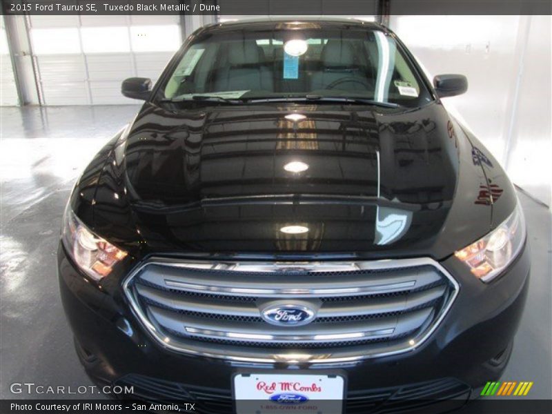 Tuxedo Black Metallic / Dune 2015 Ford Taurus SE
