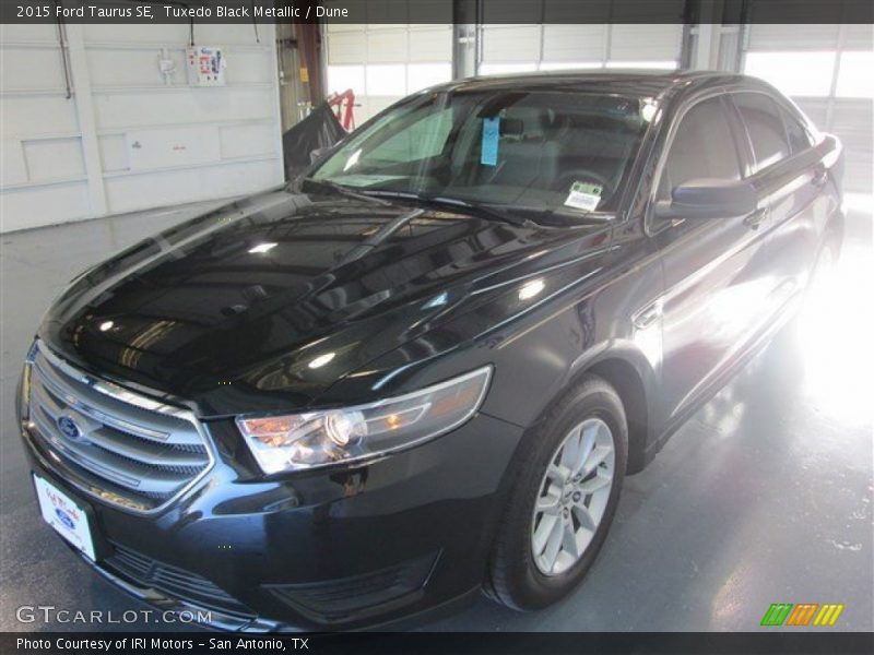 Tuxedo Black Metallic / Dune 2015 Ford Taurus SE
