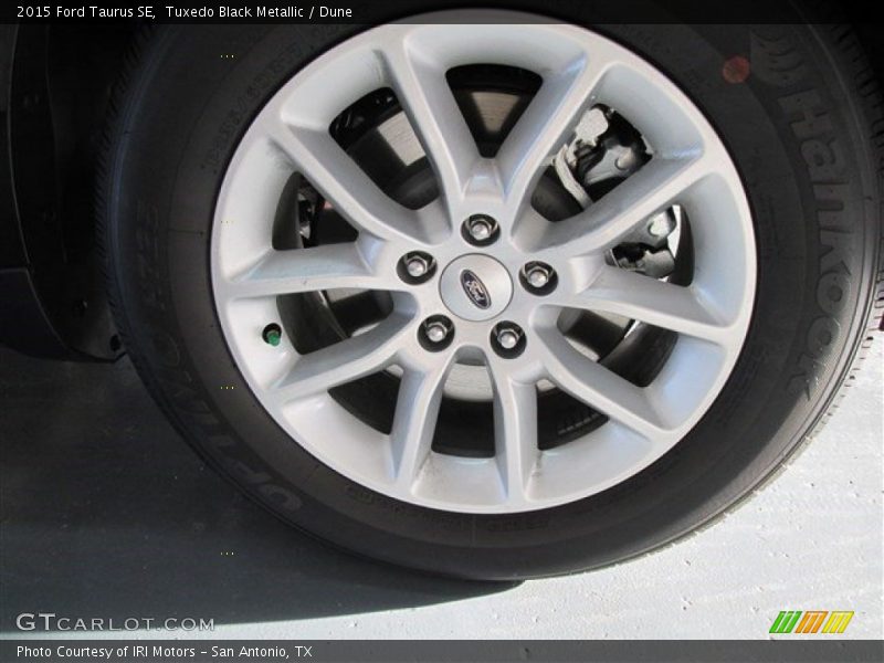 Tuxedo Black Metallic / Dune 2015 Ford Taurus SE