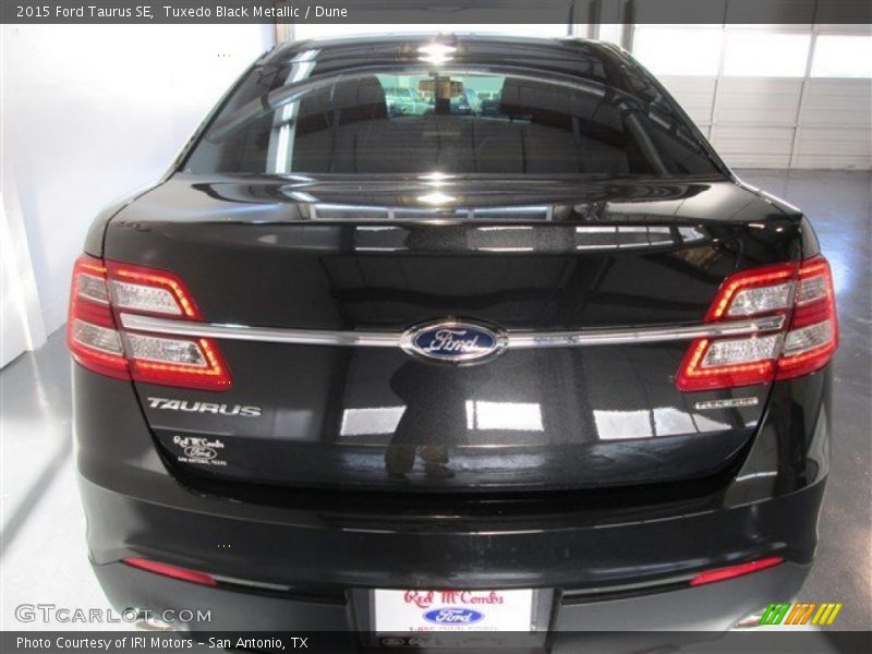 Tuxedo Black Metallic / Dune 2015 Ford Taurus SE