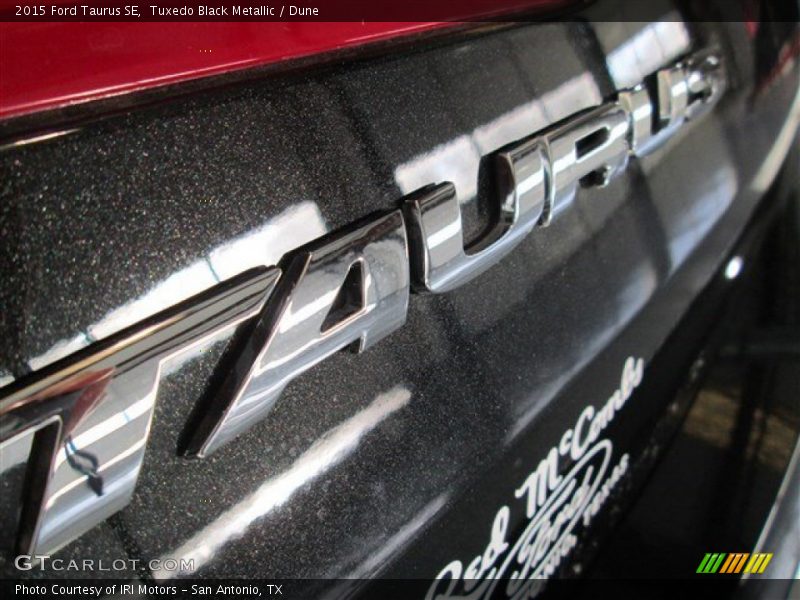 Tuxedo Black Metallic / Dune 2015 Ford Taurus SE