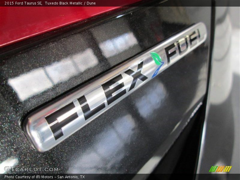 Tuxedo Black Metallic / Dune 2015 Ford Taurus SE