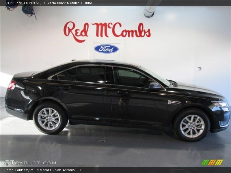 Tuxedo Black Metallic / Dune 2015 Ford Taurus SE