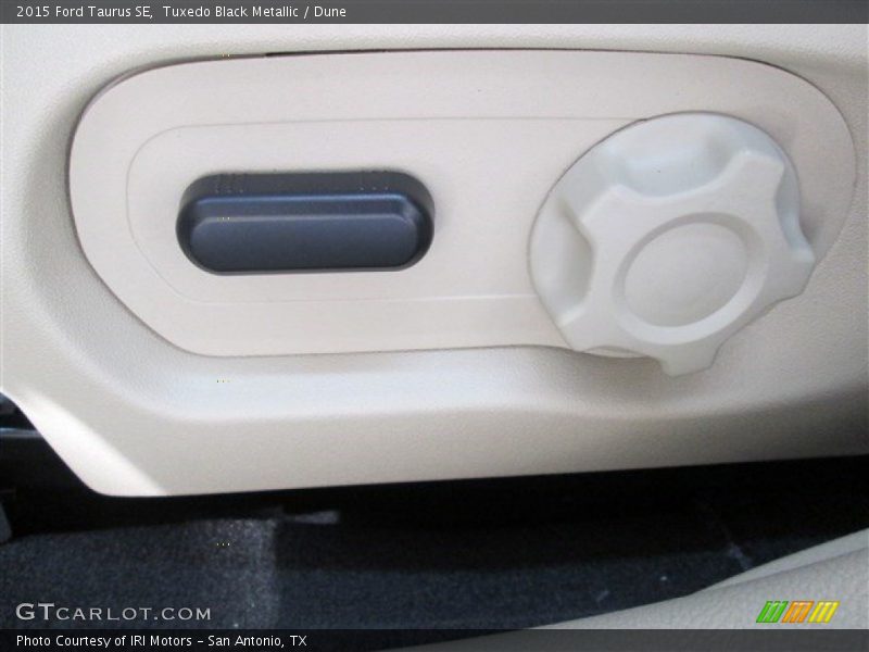 Tuxedo Black Metallic / Dune 2015 Ford Taurus SE