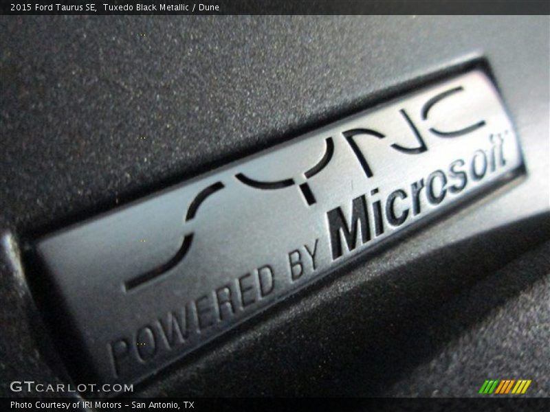 Tuxedo Black Metallic / Dune 2015 Ford Taurus SE