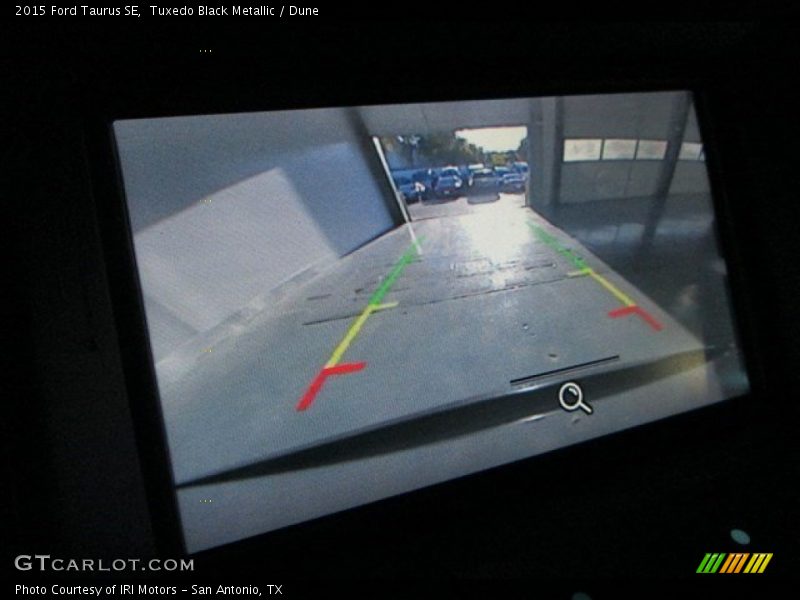Tuxedo Black Metallic / Dune 2015 Ford Taurus SE