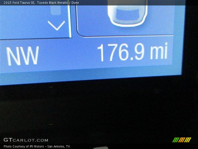 Tuxedo Black Metallic / Dune 2015 Ford Taurus SE