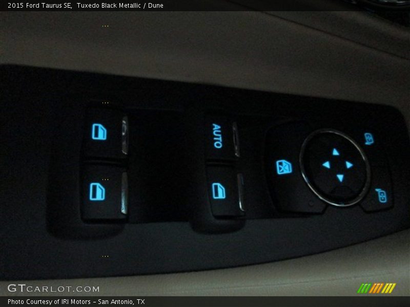 Tuxedo Black Metallic / Dune 2015 Ford Taurus SE