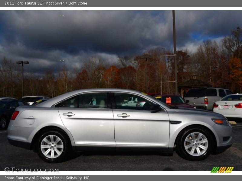 Ingot Silver / Light Stone 2011 Ford Taurus SE