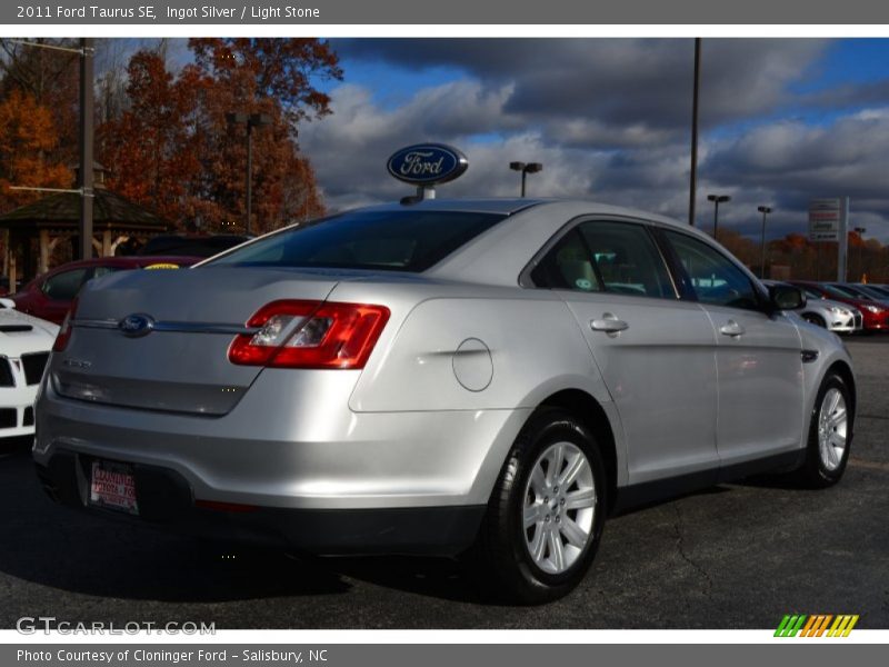 Ingot Silver / Light Stone 2011 Ford Taurus SE