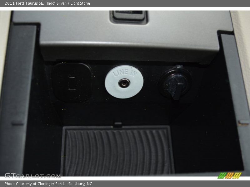 Ingot Silver / Light Stone 2011 Ford Taurus SE