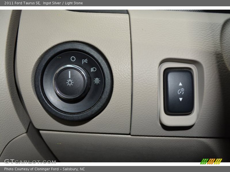 Ingot Silver / Light Stone 2011 Ford Taurus SE
