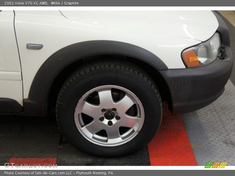 White / Graphite 2001 Volvo V70 XC AWD