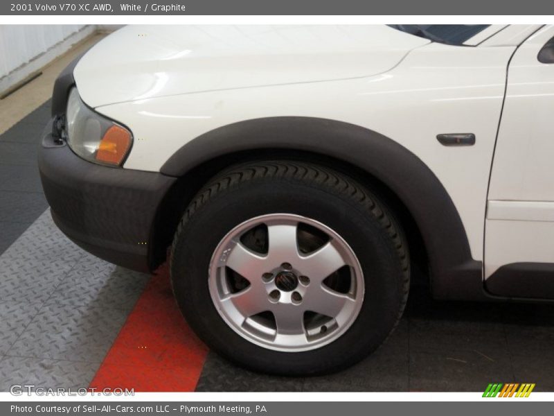 White / Graphite 2001 Volvo V70 XC AWD