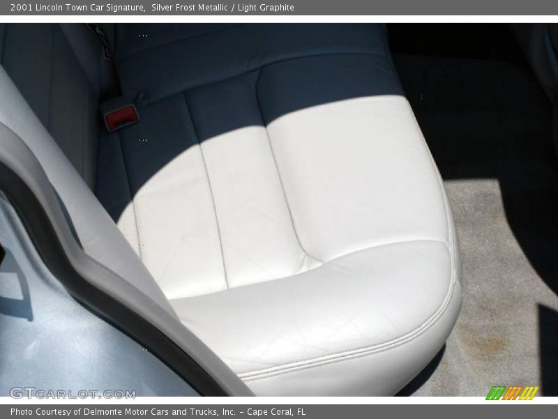 Silver Frost Metallic / Light Graphite 2001 Lincoln Town Car Signature