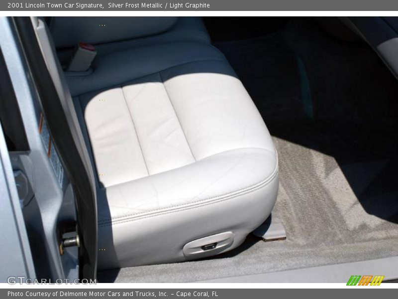 Silver Frost Metallic / Light Graphite 2001 Lincoln Town Car Signature