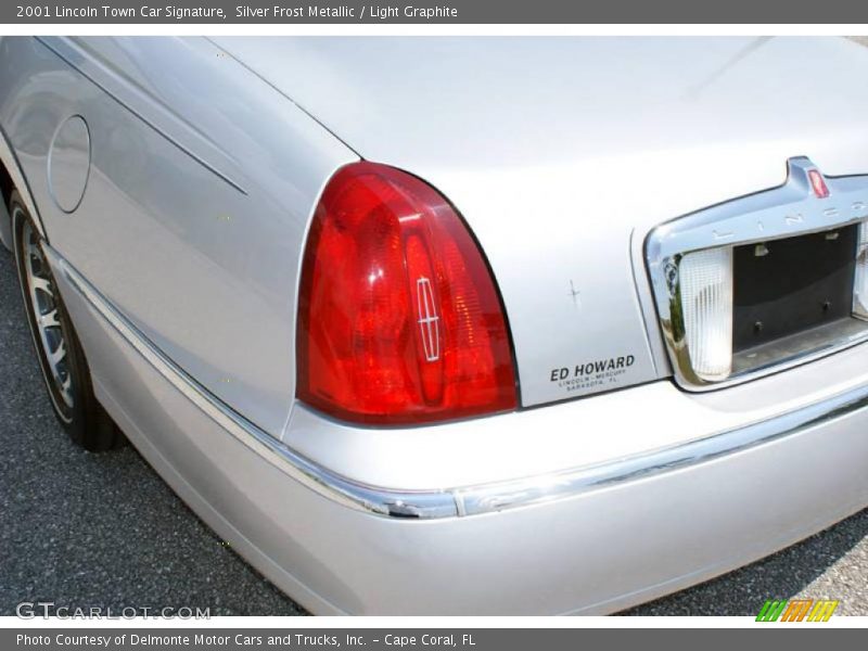 Silver Frost Metallic / Light Graphite 2001 Lincoln Town Car Signature