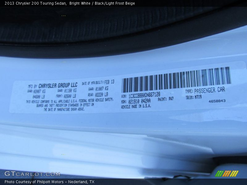 Bright White / Black/Light Frost Beige 2013 Chrysler 200 Touring Sedan
