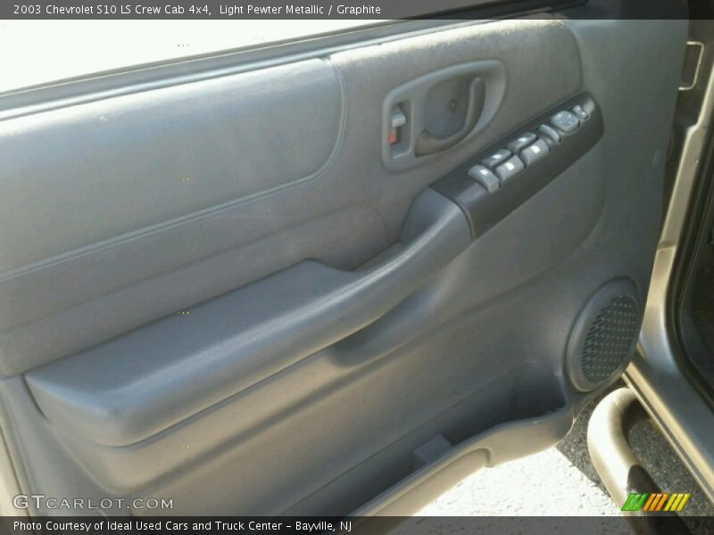Light Pewter Metallic / Graphite 2003 Chevrolet S10 LS Crew Cab 4x4