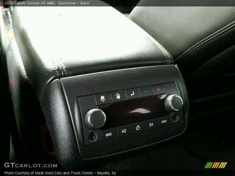 Quicksilver / Black 2009 Saturn Outlook XR AWD