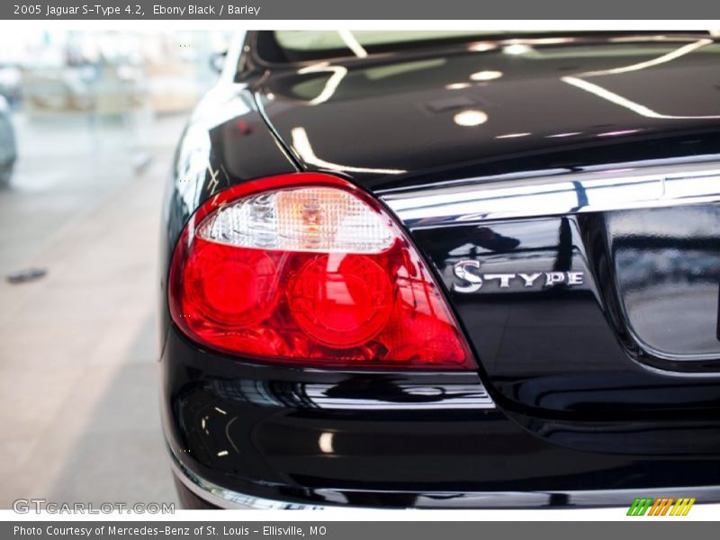 Ebony Black / Barley 2005 Jaguar S-Type 4.2