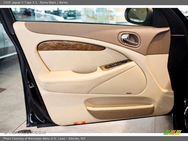 Ebony Black / Barley 2005 Jaguar S-Type 4.2