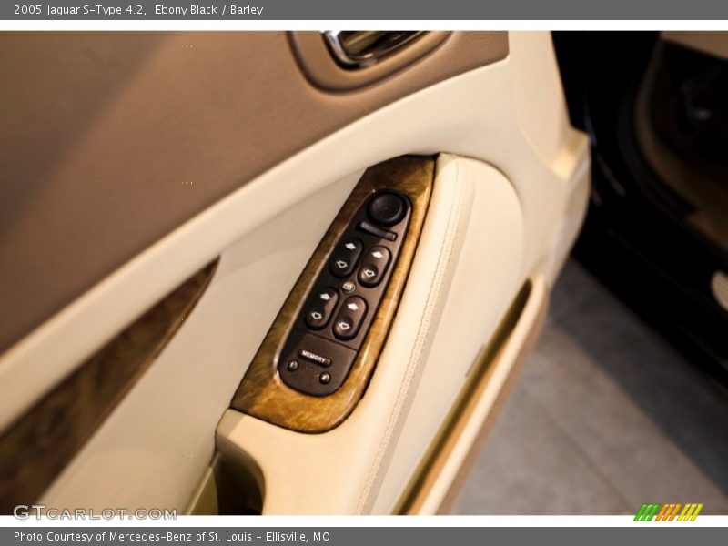 Ebony Black / Barley 2005 Jaguar S-Type 4.2