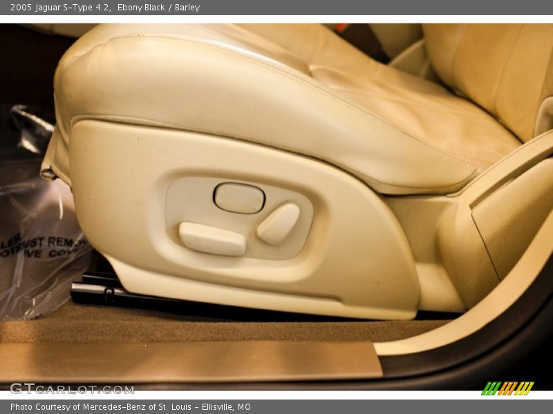 Ebony Black / Barley 2005 Jaguar S-Type 4.2