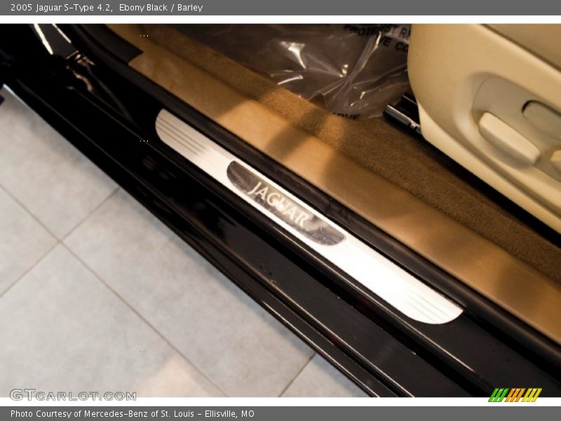 Ebony Black / Barley 2005 Jaguar S-Type 4.2