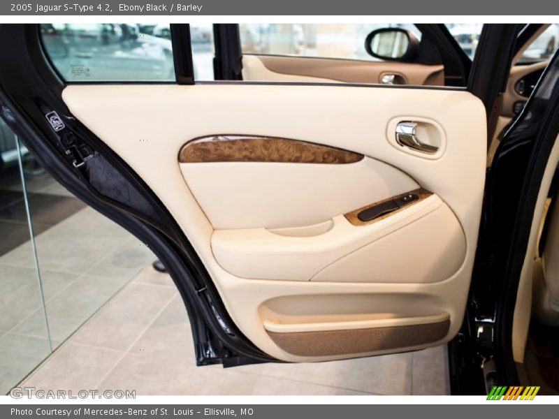 Ebony Black / Barley 2005 Jaguar S-Type 4.2