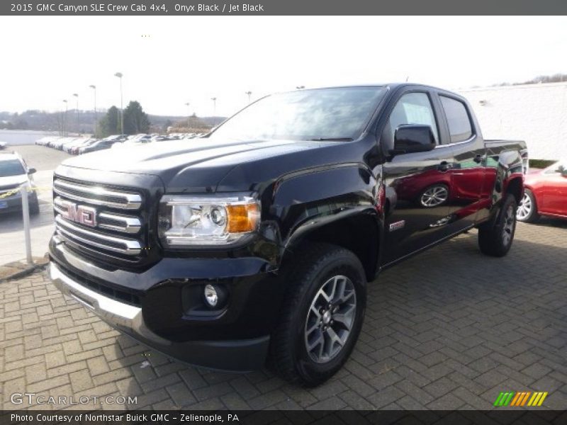 Front 3/4 View of 2015 Canyon SLE Crew Cab 4x4