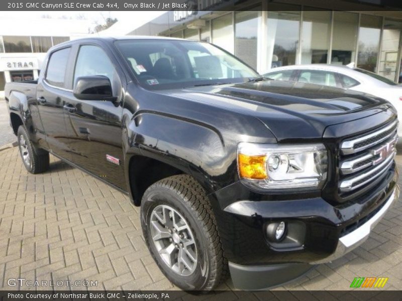 Front 3/4 View of 2015 Canyon SLE Crew Cab 4x4
