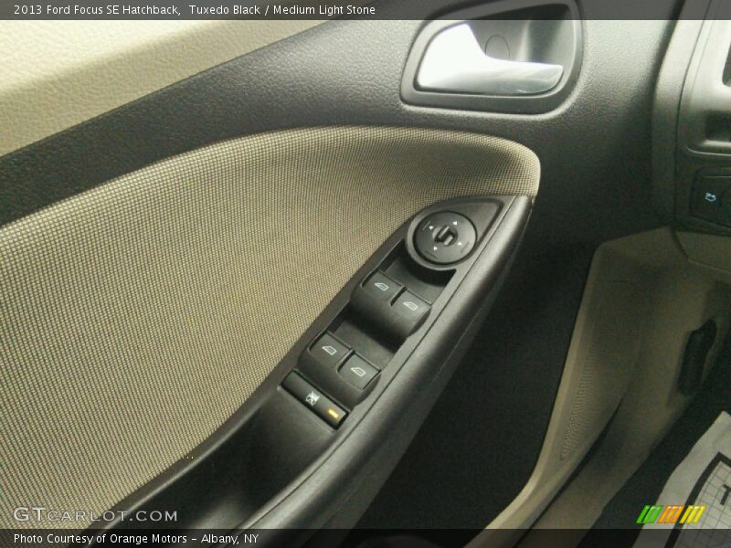 Tuxedo Black / Medium Light Stone 2013 Ford Focus SE Hatchback