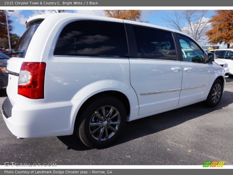 Bright White / S Black 2015 Chrysler Town & Country S