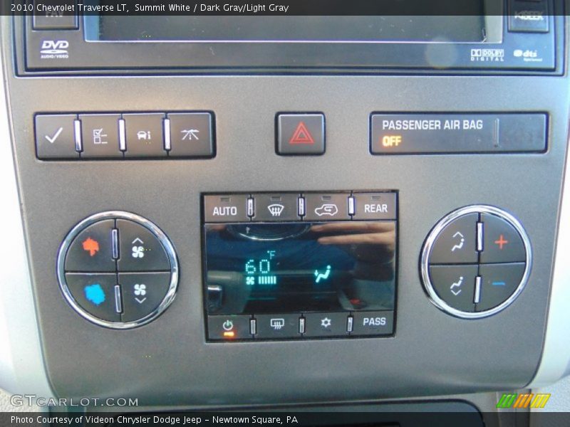 Summit White / Dark Gray/Light Gray 2010 Chevrolet Traverse LT