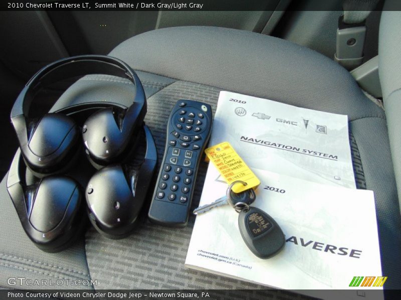 Summit White / Dark Gray/Light Gray 2010 Chevrolet Traverse LT