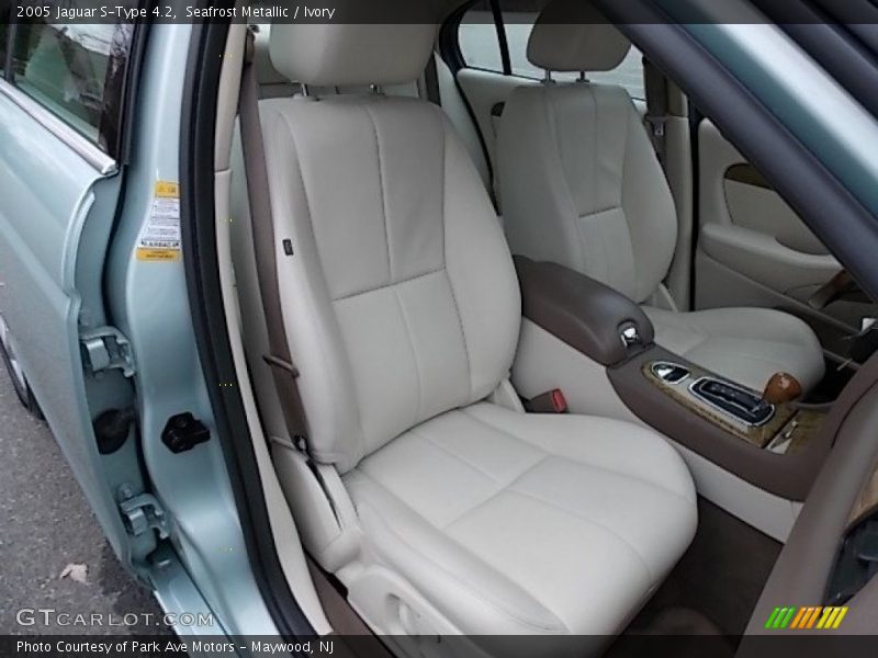 Seafrost Metallic / Ivory 2005 Jaguar S-Type 4.2