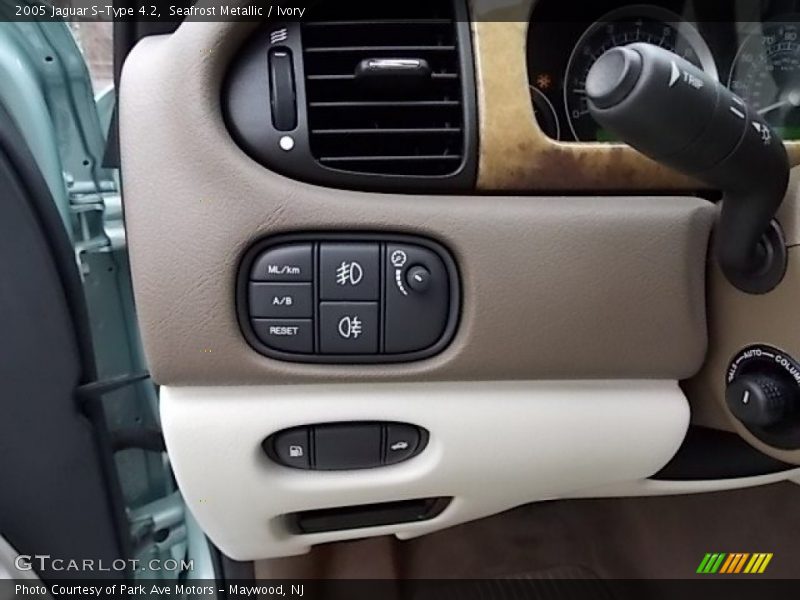 Seafrost Metallic / Ivory 2005 Jaguar S-Type 4.2