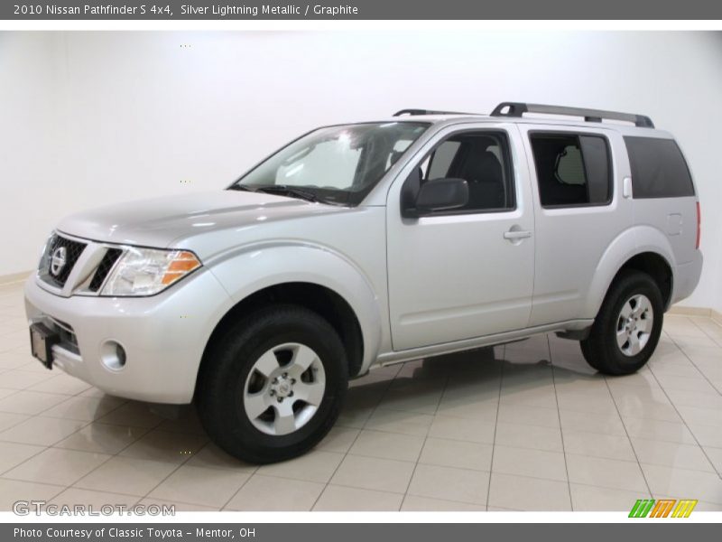 Front 3/4 View of 2010 Pathfinder S 4x4