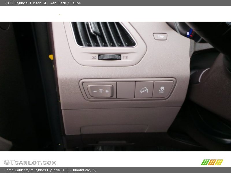 Ash Black / Taupe 2013 Hyundai Tucson GL