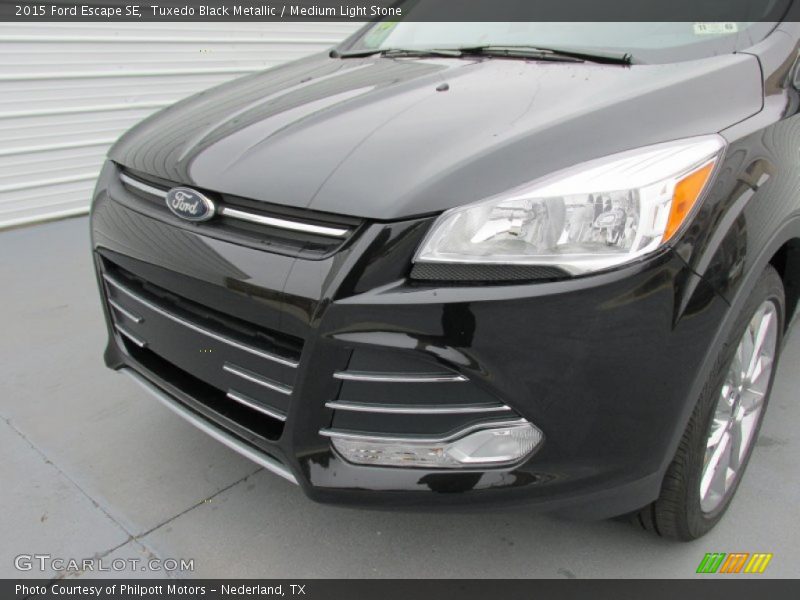 Tuxedo Black Metallic / Medium Light Stone 2015 Ford Escape SE