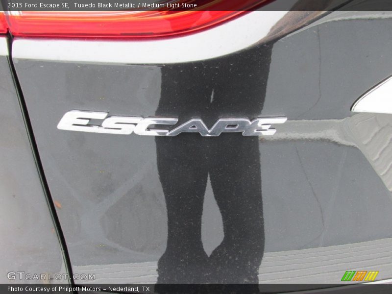 Tuxedo Black Metallic / Medium Light Stone 2015 Ford Escape SE