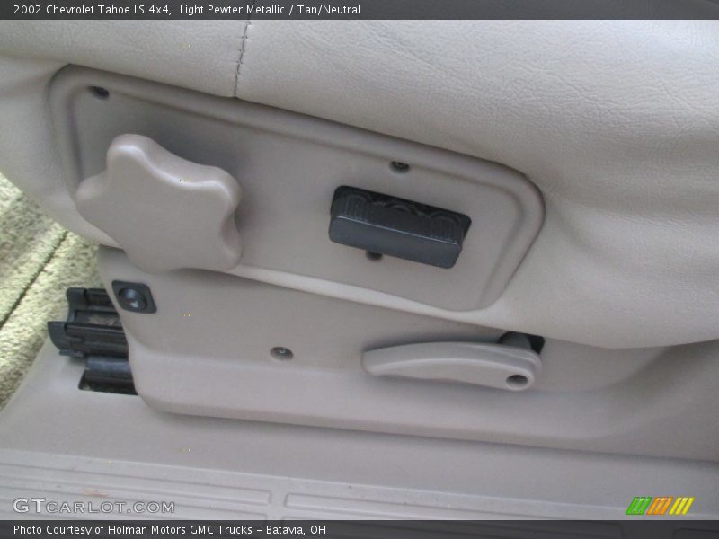 Light Pewter Metallic / Tan/Neutral 2002 Chevrolet Tahoe LS 4x4